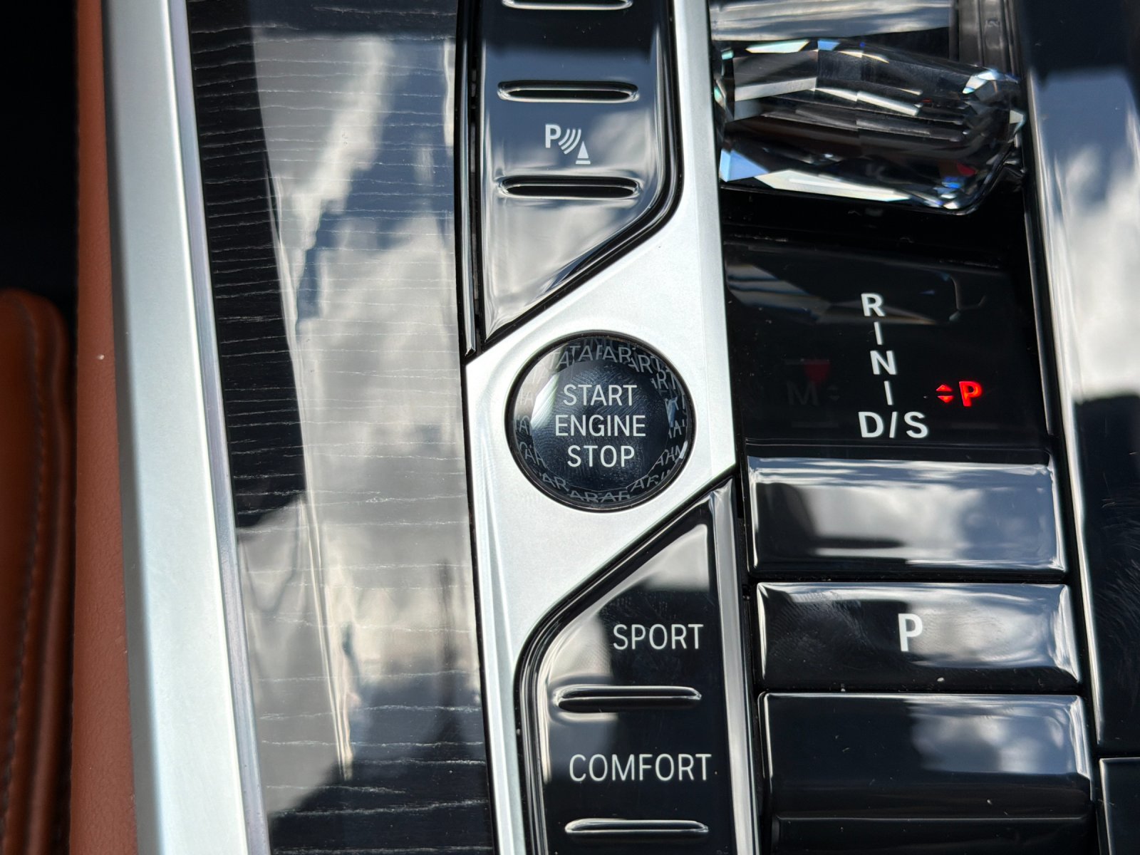 Used 2025 White Metallic BMW M60i 4D Sport Utility image 28