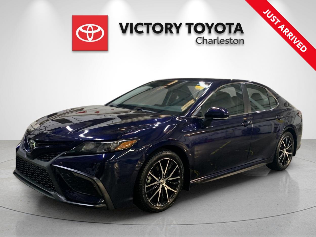 2022 Toyota Camry SE's photo