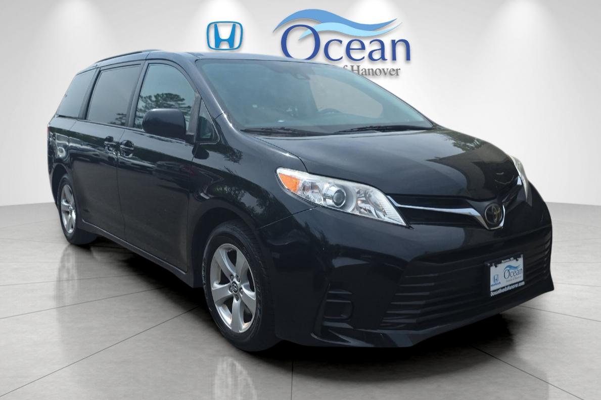 2019 Toyota Sienna LE V6 7-Passenger Access Seat's photo