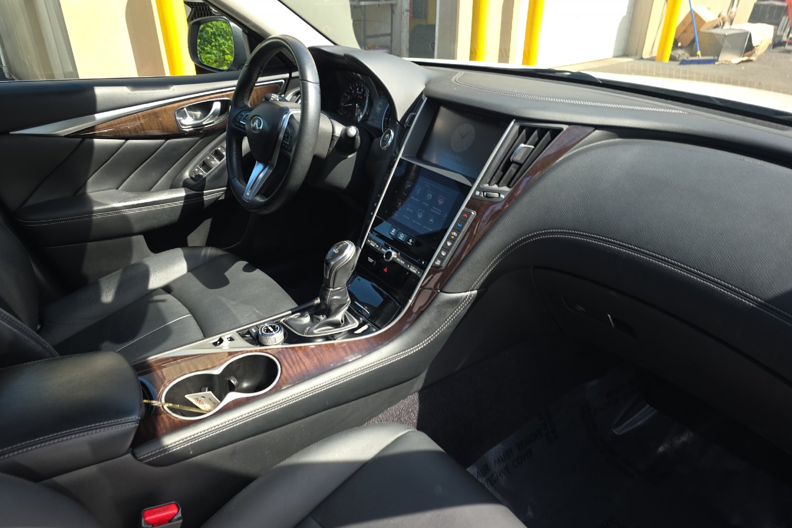 Used 2018 Pure White INFINITI 3.0t LUXE image 16