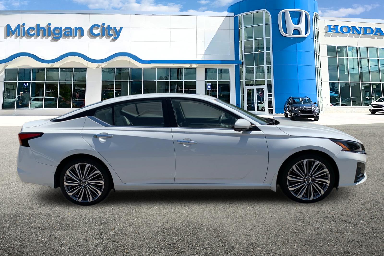 Used 2024 Pearl White Nissan 2.5 SL image 6