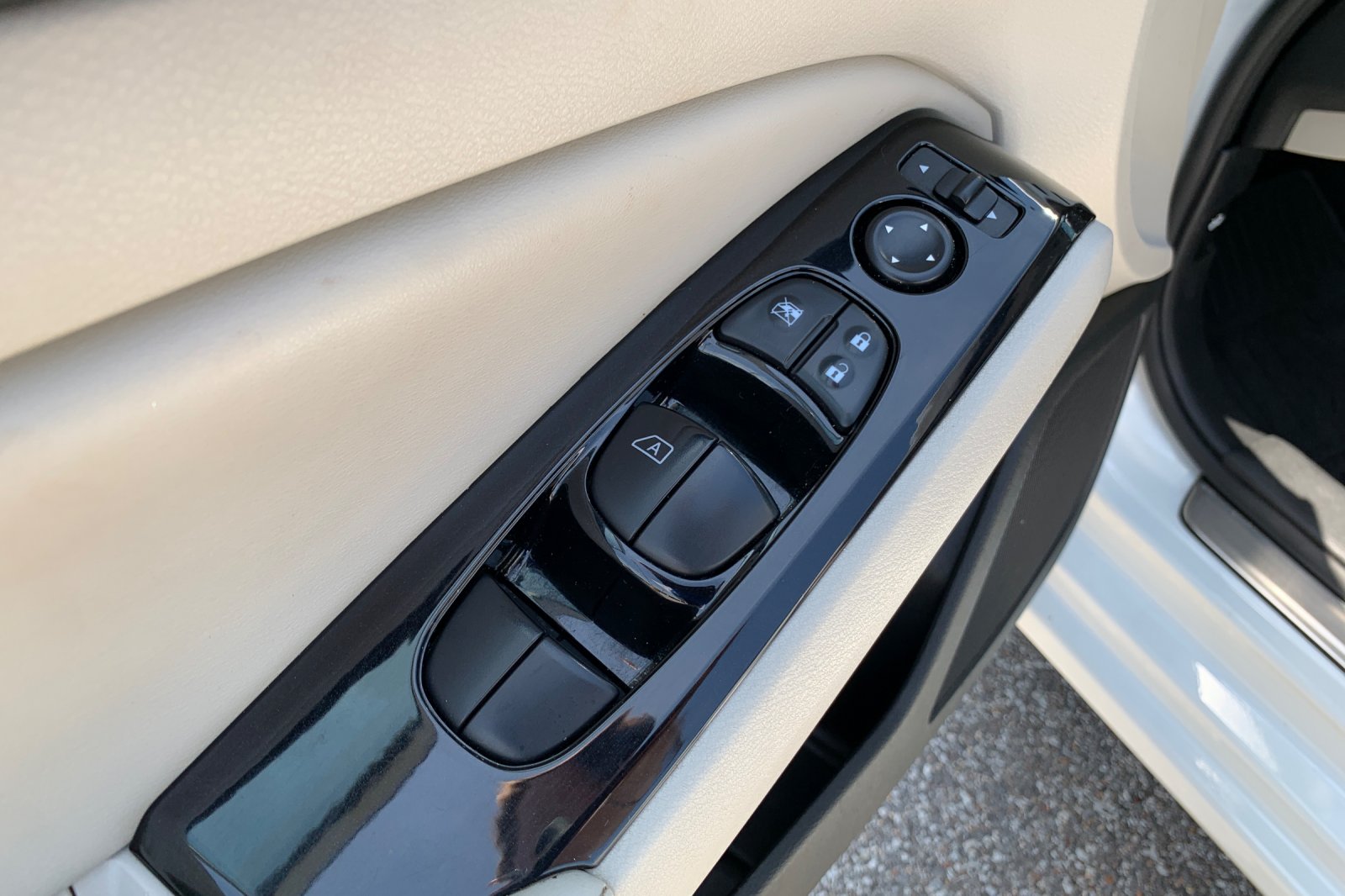 Used 2024 Pearl White Nissan 2.5 SL image 13