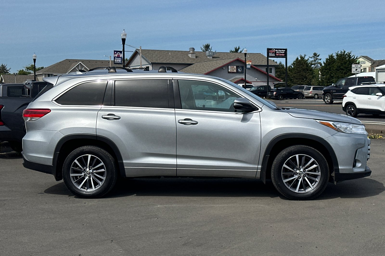 Used 2017 Silver Toyota XLE image 3