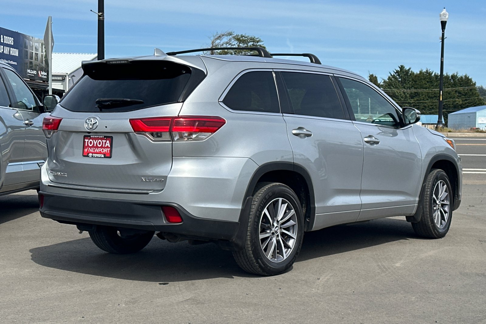 Used 2017 Silver Toyota XLE image 4