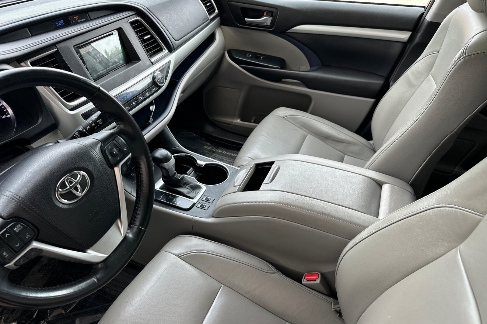 Used 2017 Silver Toyota XLE image 7