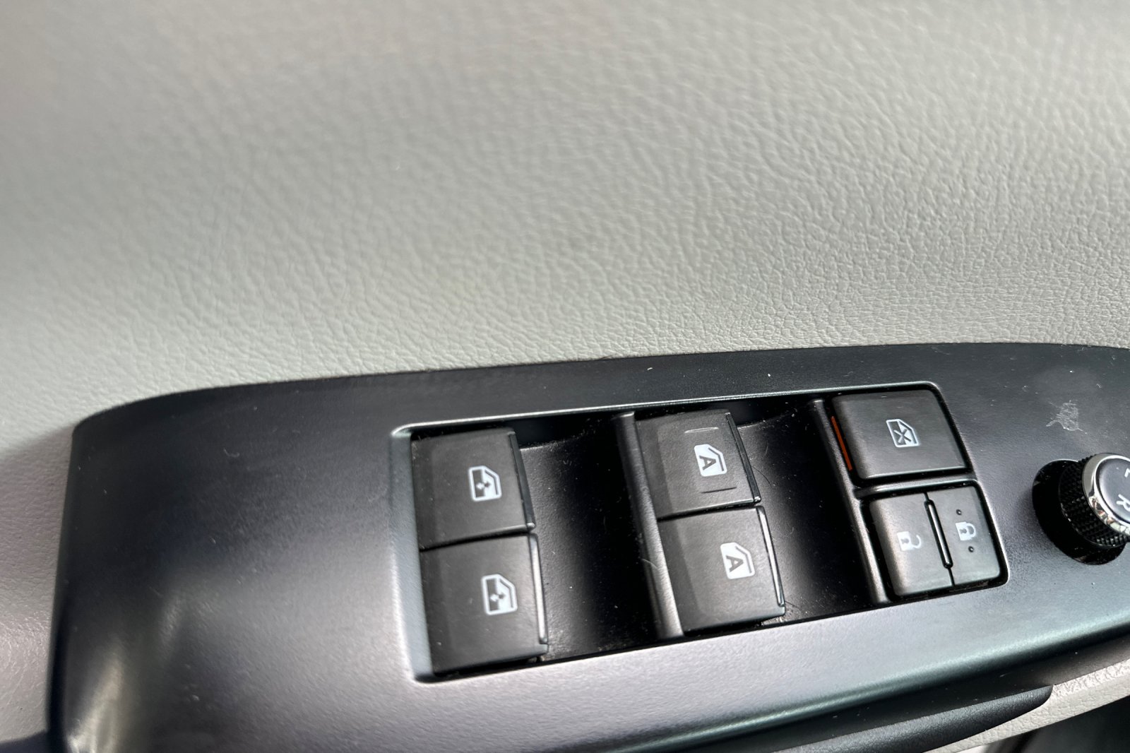 Used 2017 Silver Toyota XLE image 8