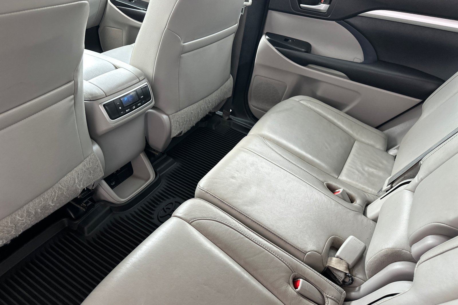 Used 2017 Silver Toyota XLE image 9