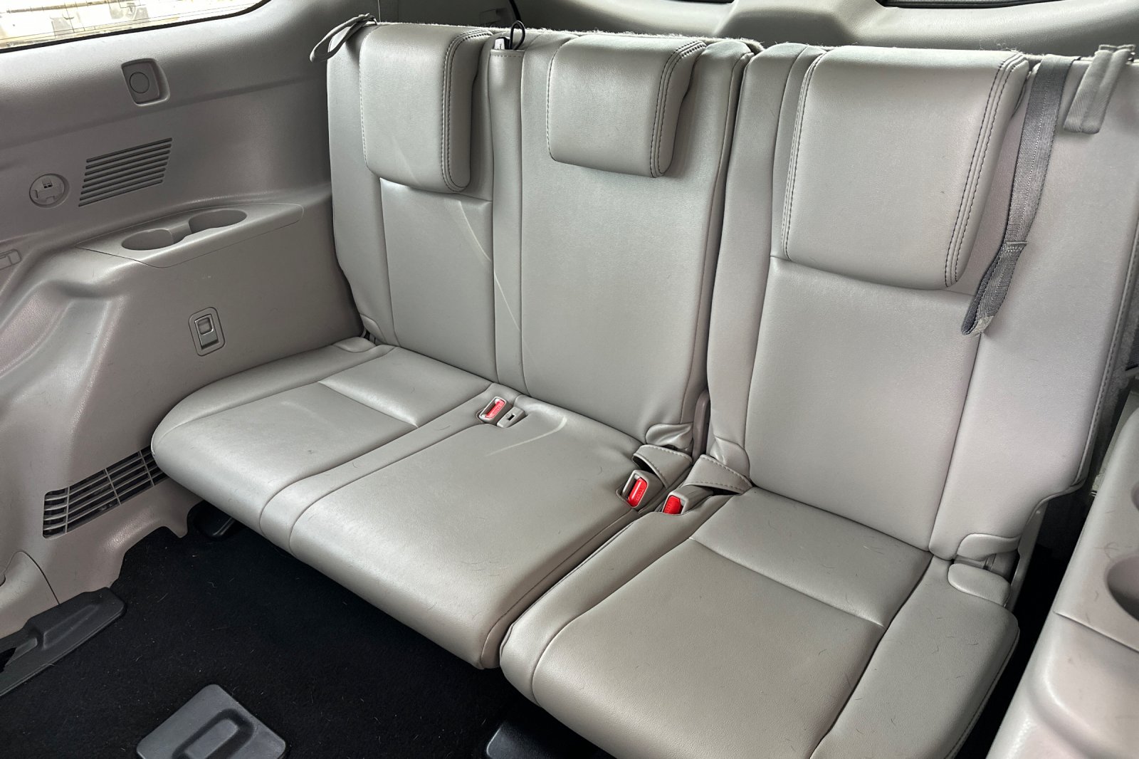 Used 2017 Silver Toyota XLE image 12