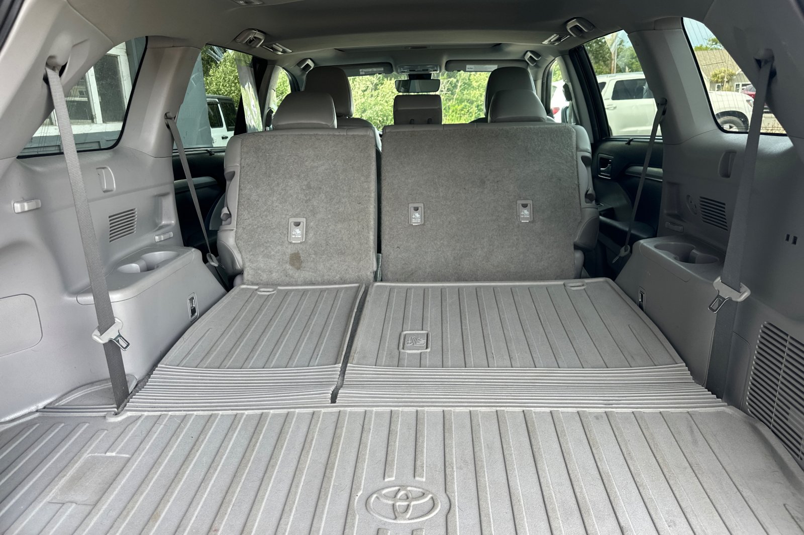 Used 2017 Silver Toyota XLE image 13