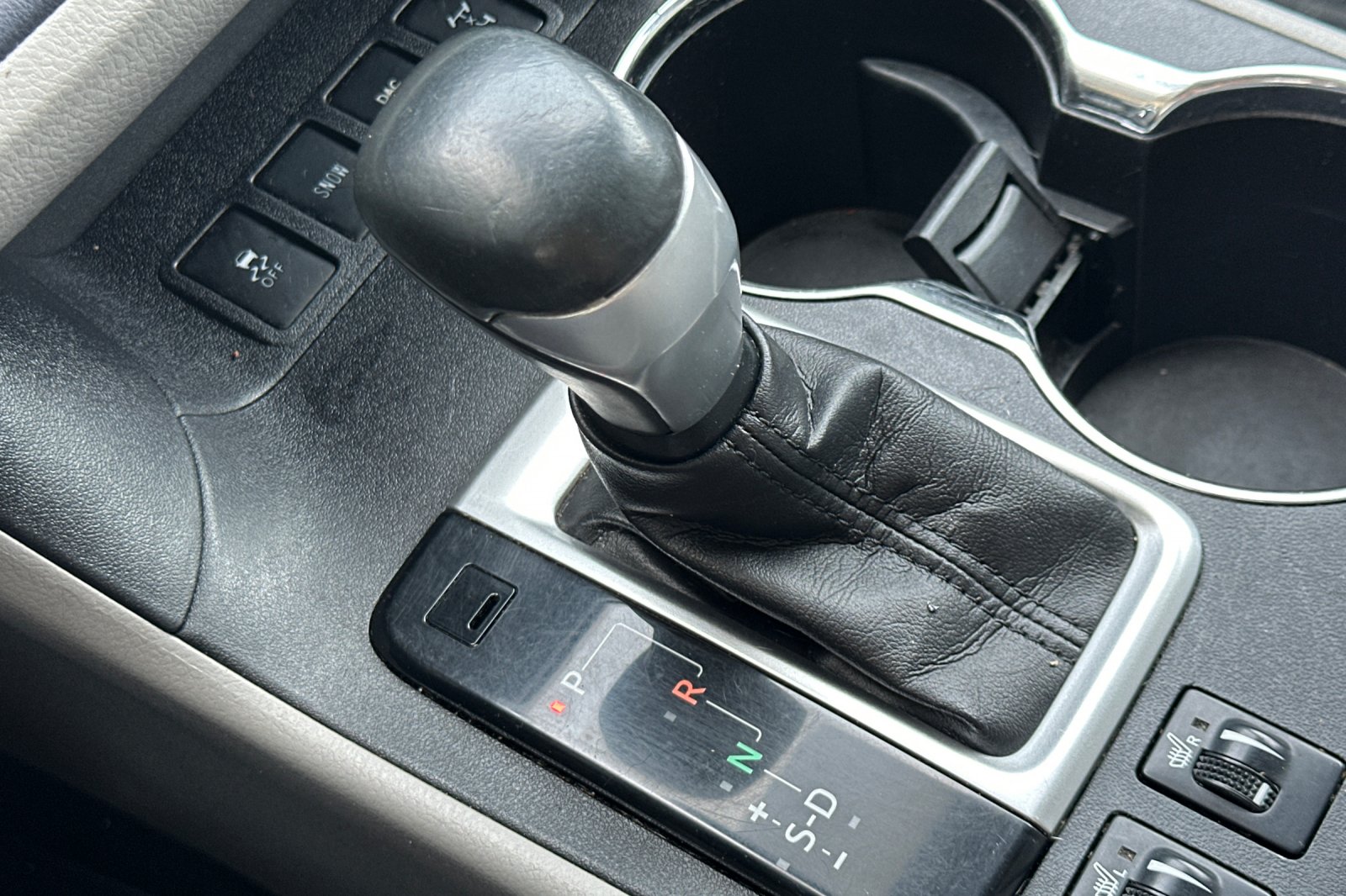Used 2017 Silver Toyota XLE image 19