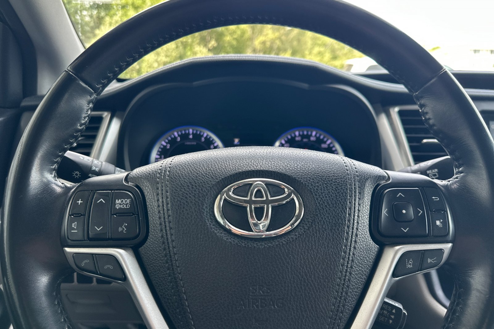 Used 2017 Silver Toyota XLE image 21