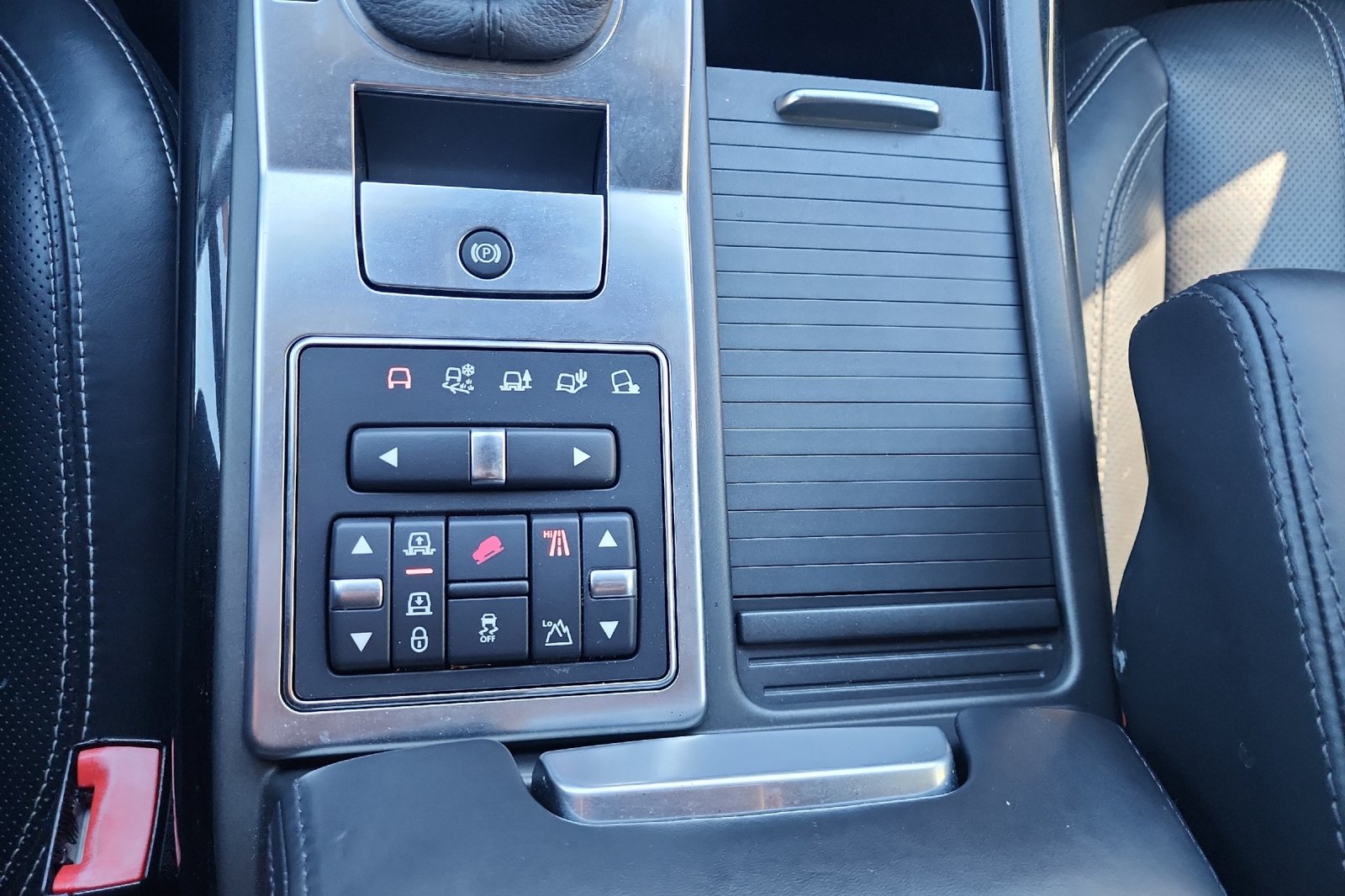 Used 2013 Fuji White Land Rover HSE image 32