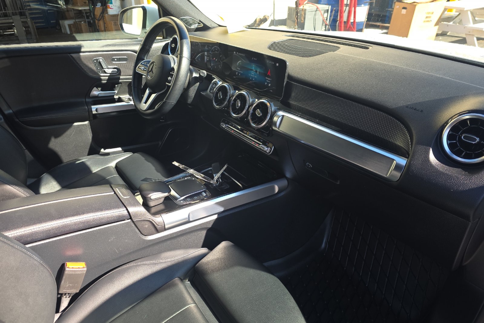 Used 2021 Digital White Metallic Mercedes-Benz GLB 250 image 17
