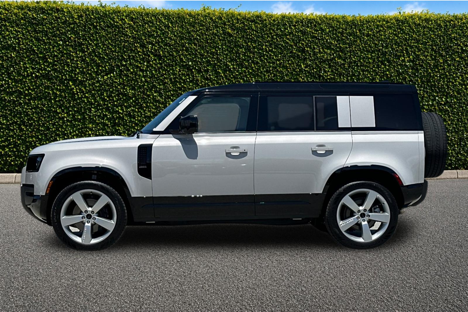 New 2026 Borasco Grey Land Rover X-Dynamic SE image 3