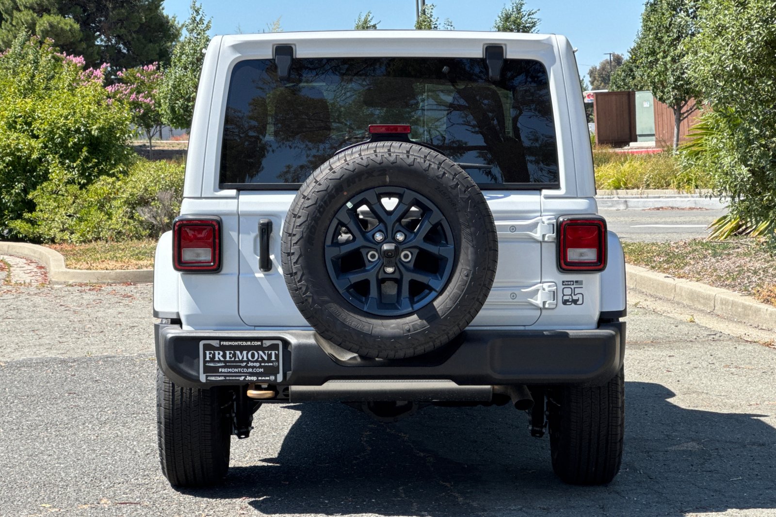 New 2026 Bright White Clear-Coat Exterior Paint Jeep 85th Anniversary Edition image 4