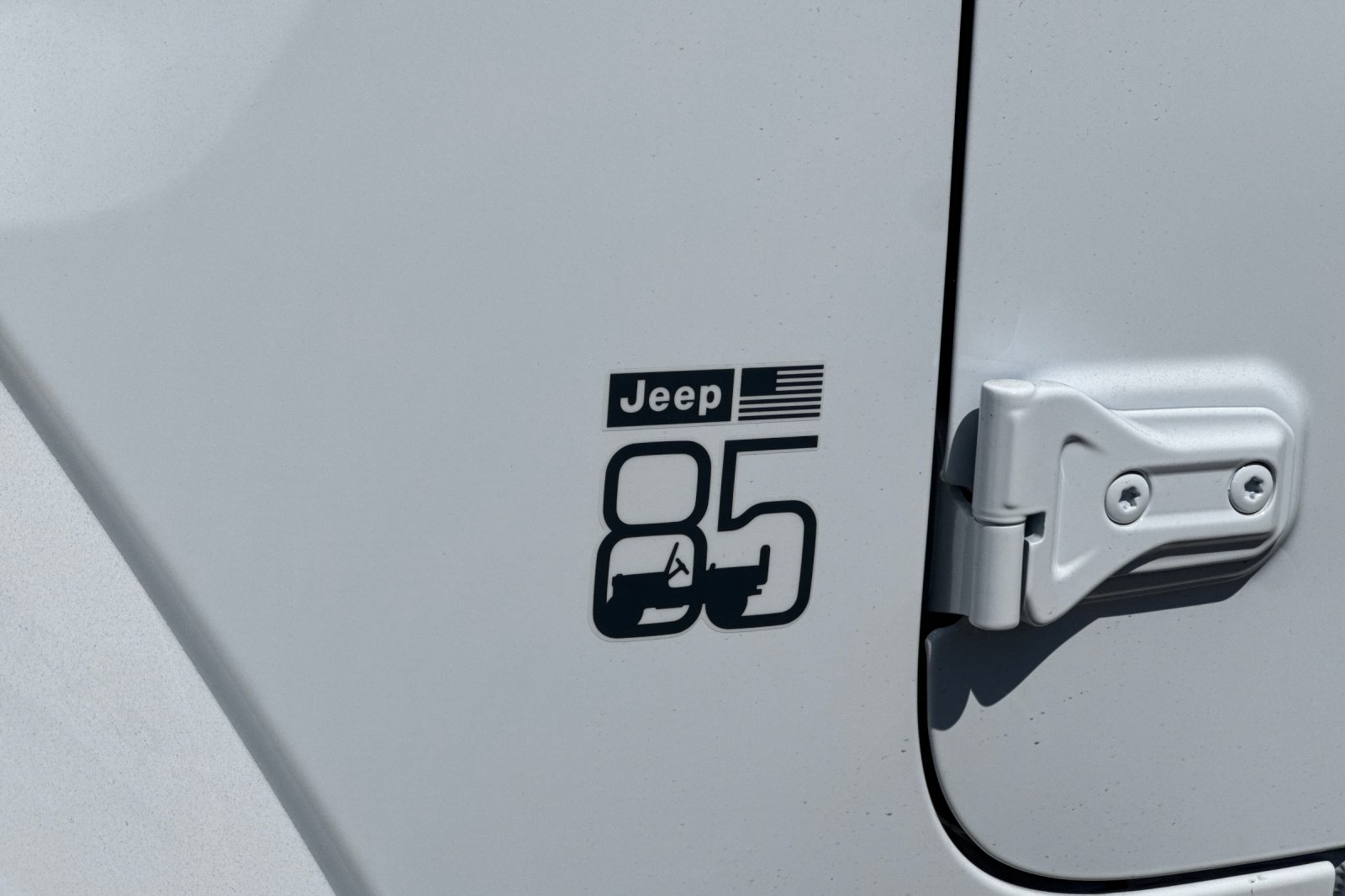 New 2026 Bright White Clear-Coat Exterior Paint Jeep 85th Anniversary Edition image 25