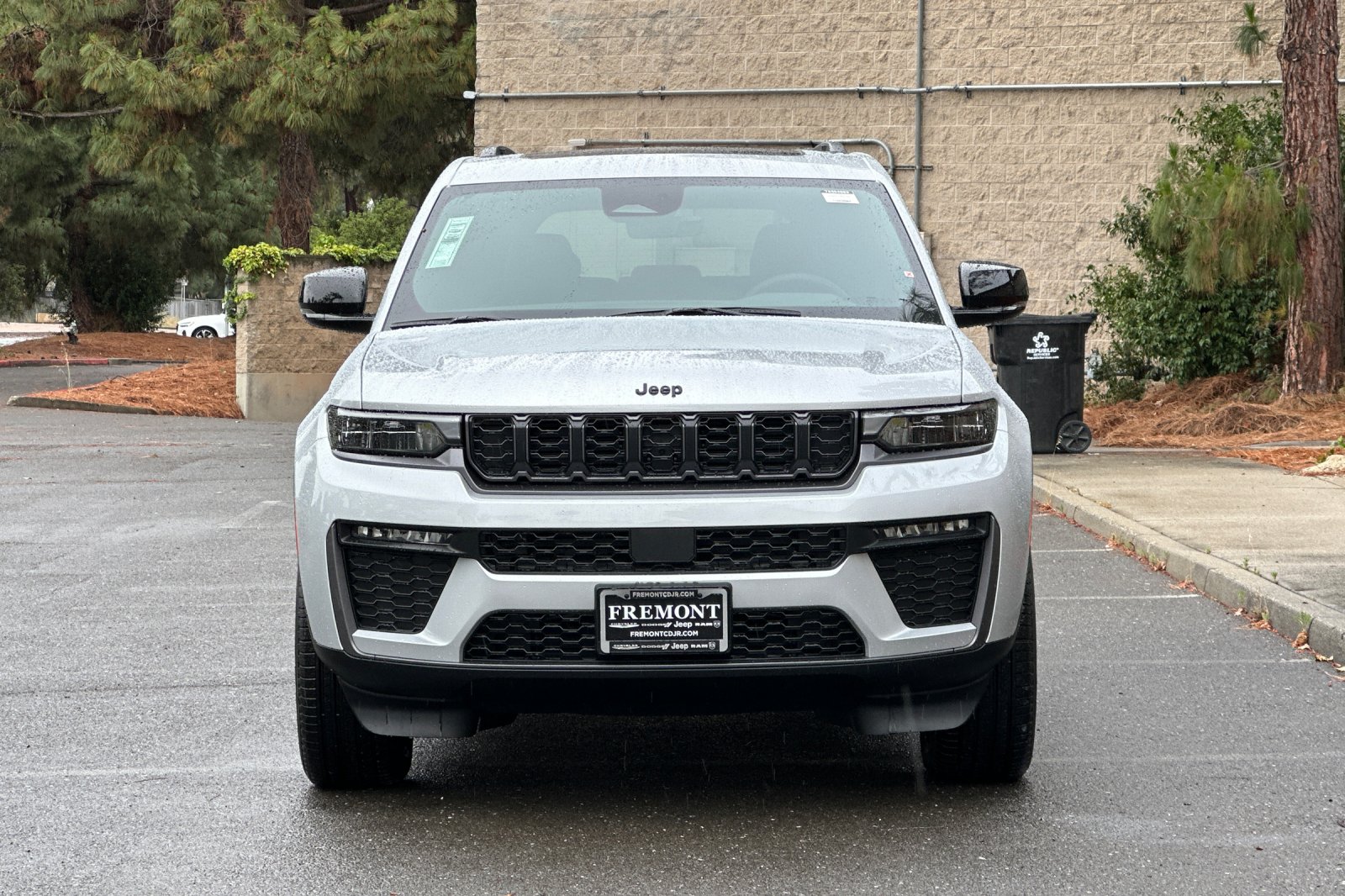 New 2026 Silver Zynith Exterior Paint Jeep Limited image 8