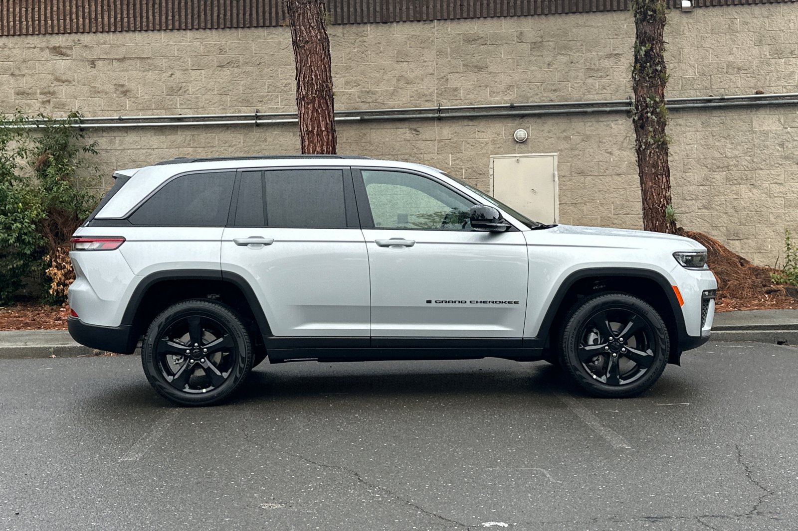 New 2026 Silver Zynith Exterior Paint Jeep Limited image 2