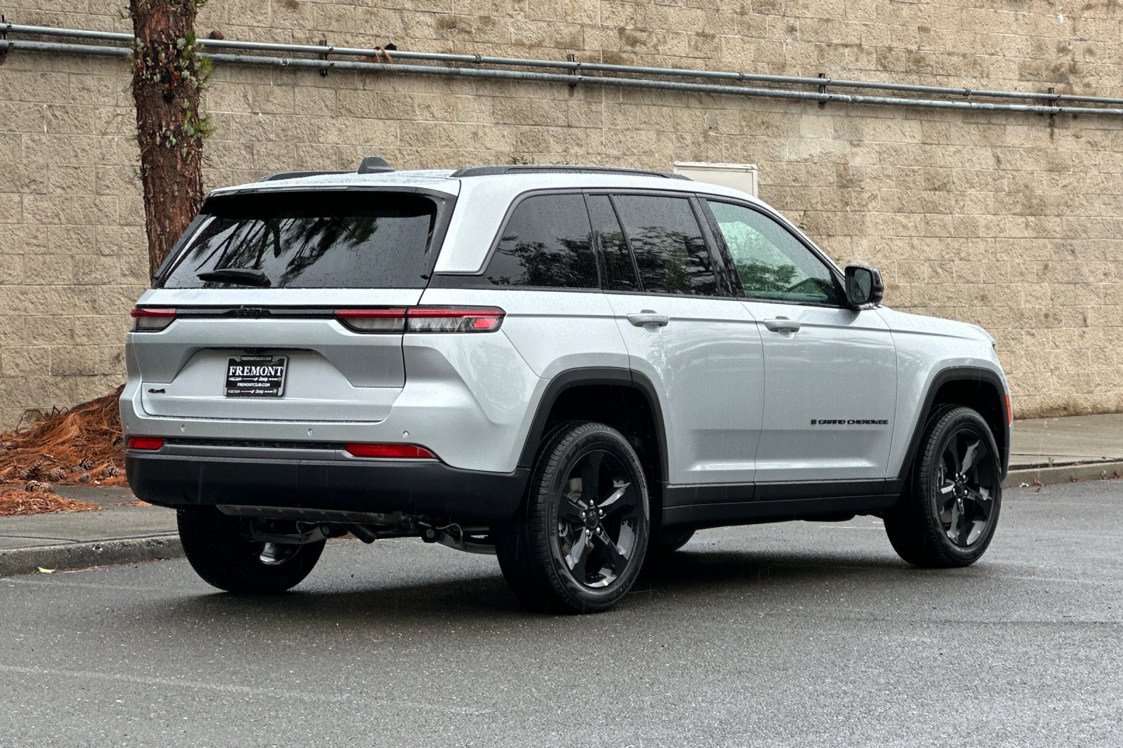 New 2026 Silver Zynith Exterior Paint Jeep Limited image 3
