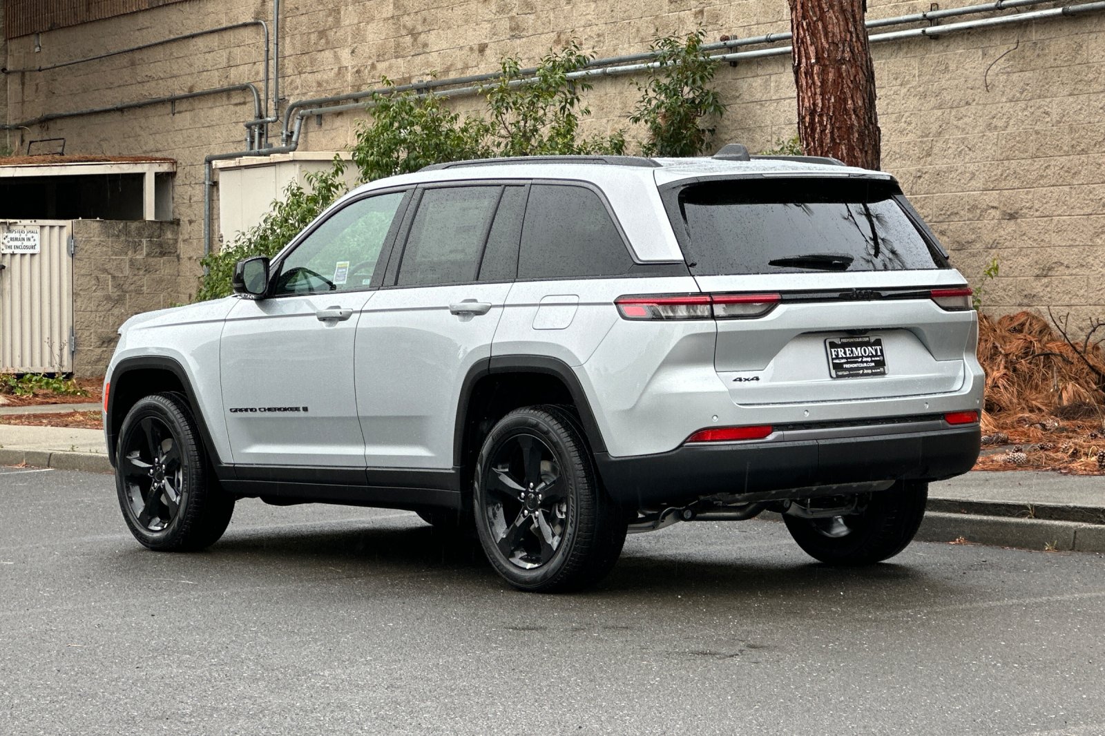 New 2026 Silver Zynith Exterior Paint Jeep Limited image 5