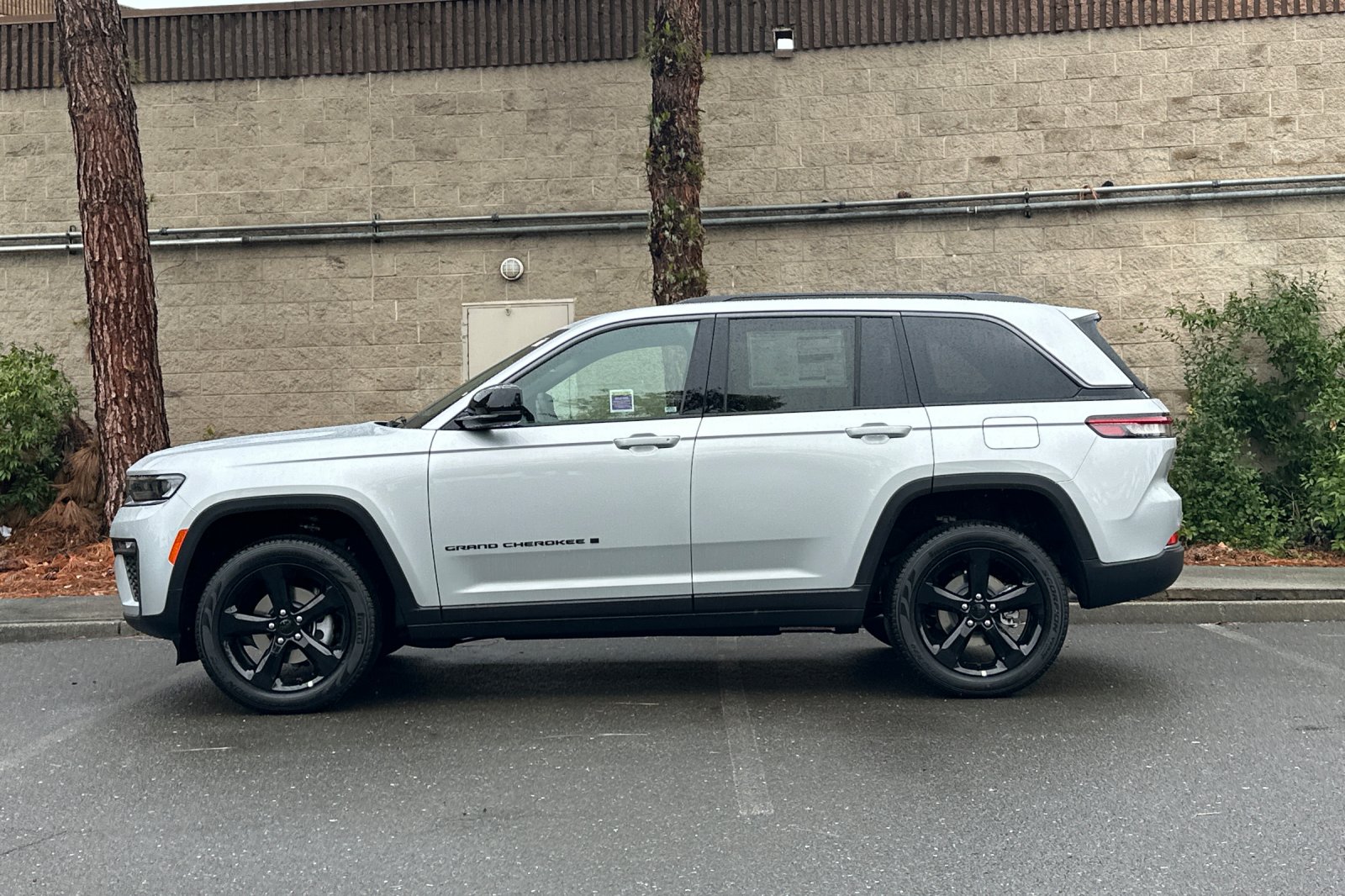 New 2026 Silver Zynith Exterior Paint Jeep Limited image 6
