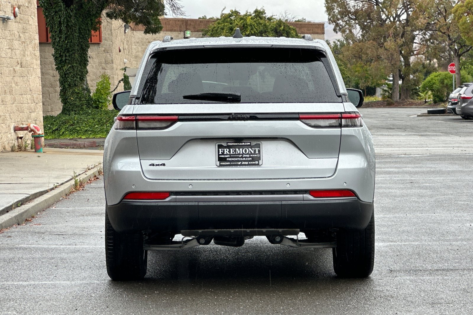 New 2026 Silver Zynith Exterior Paint Jeep Limited image 4