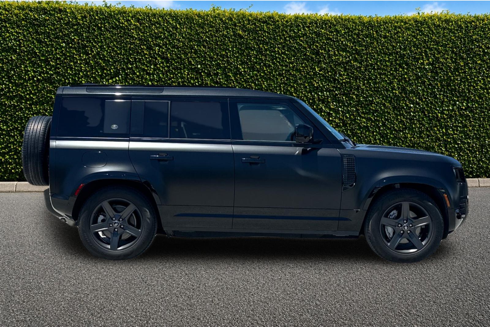 Used 2024 Black Land Rover X-Dynamic SE image 3