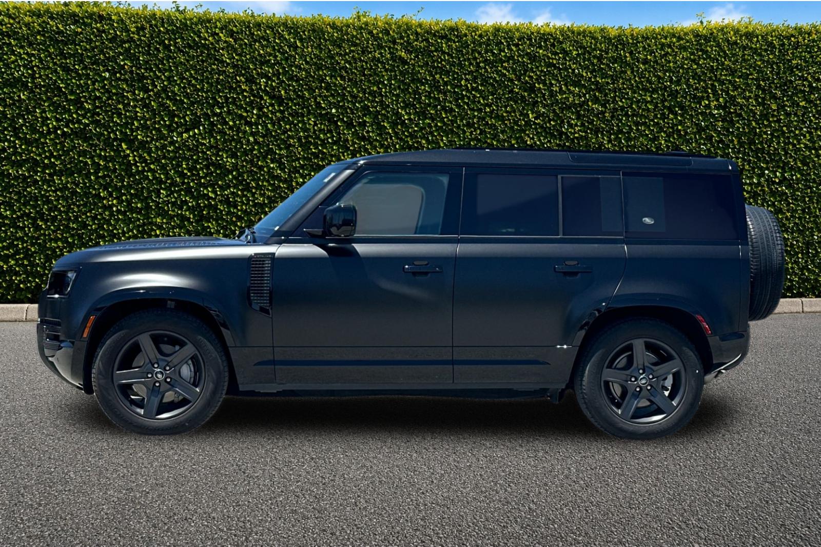 Used 2024 Black Land Rover X-Dynamic SE image 7