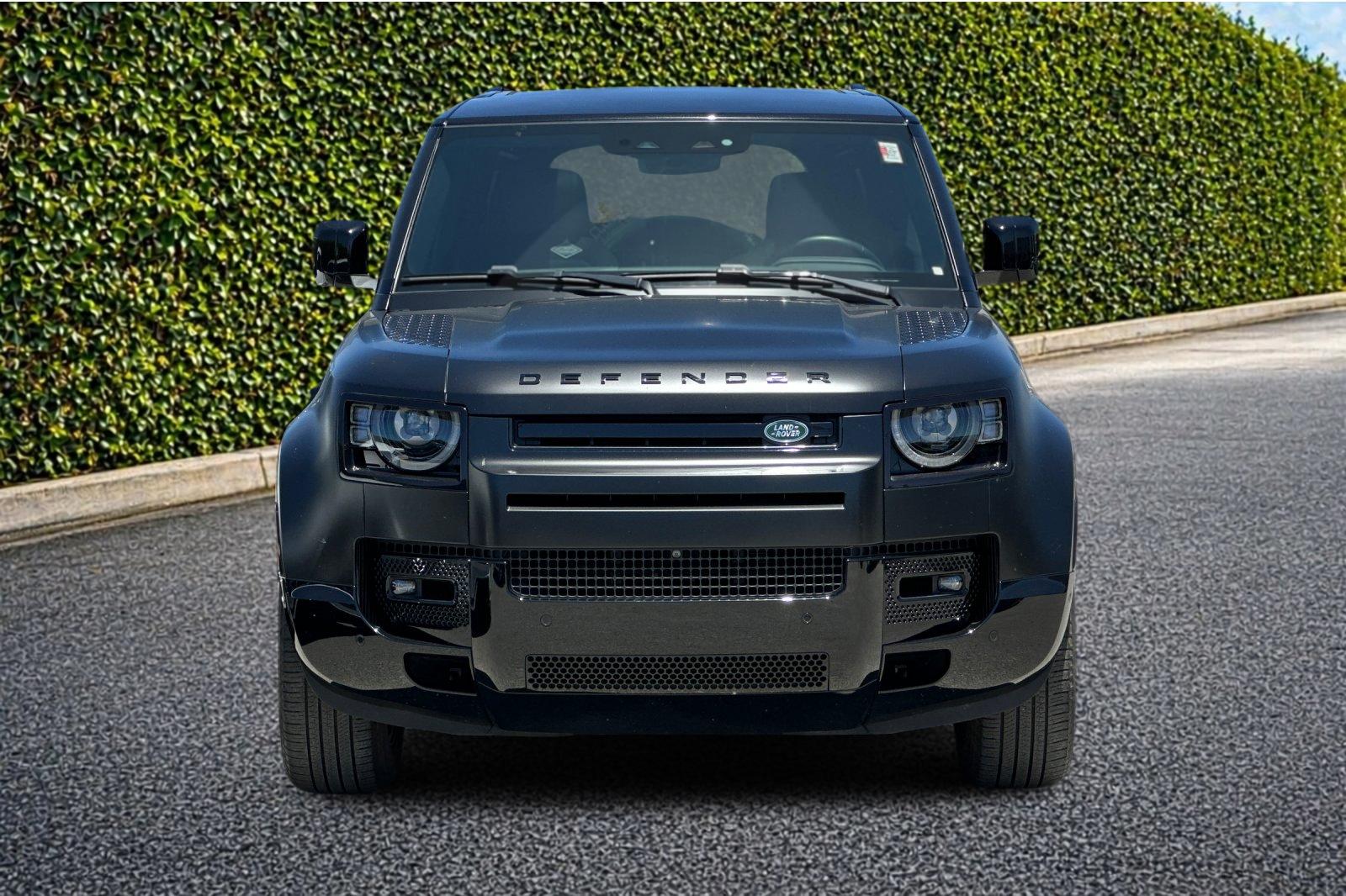 Used 2024 Black Land Rover X-Dynamic SE image 9