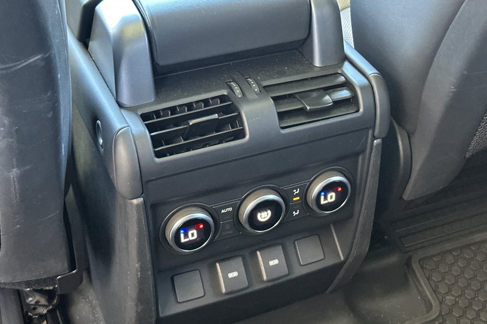 Used 2024 Black Land Rover X-Dynamic SE image 15