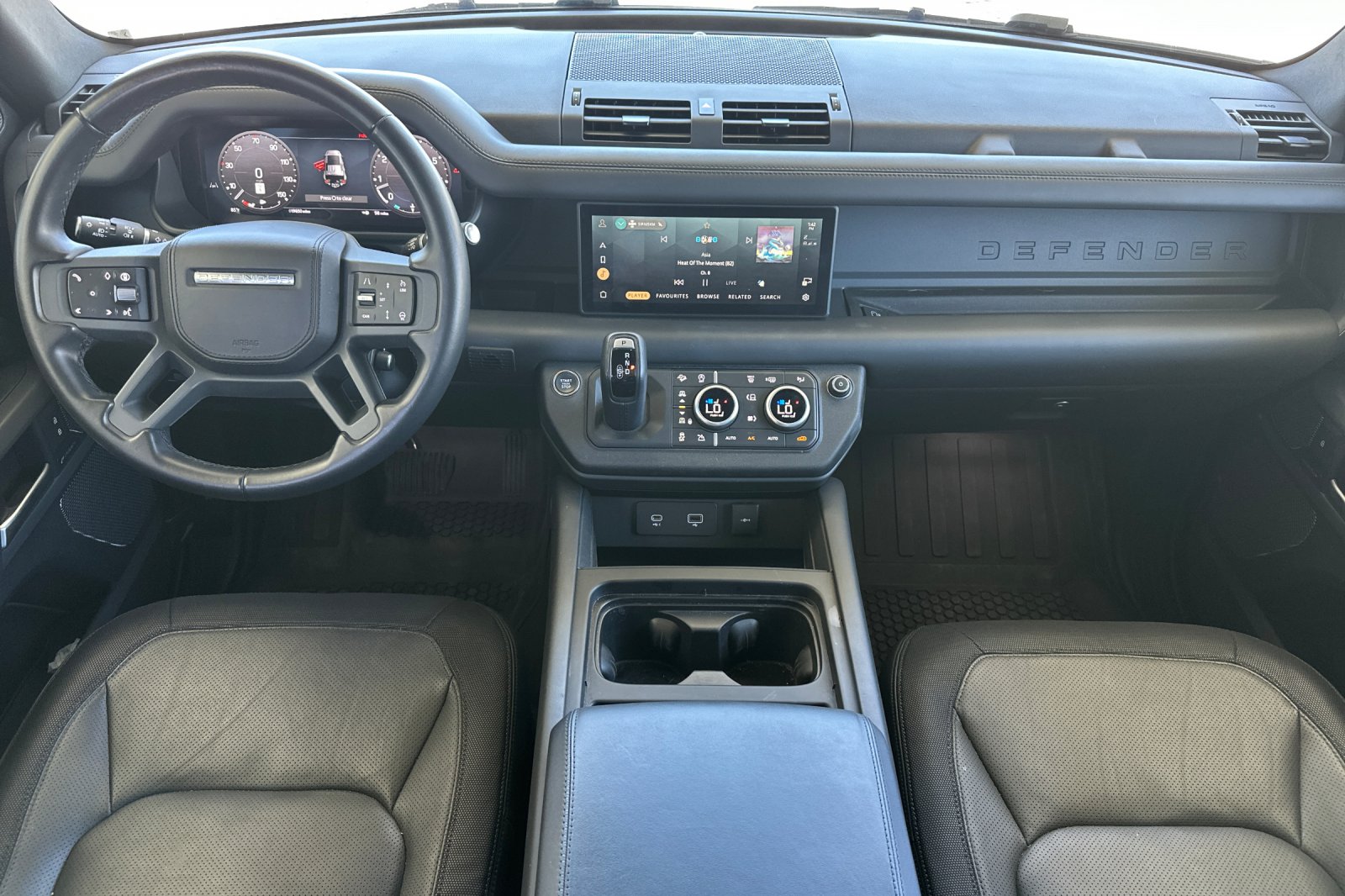 Used 2024 Black Land Rover X-Dynamic SE image 16