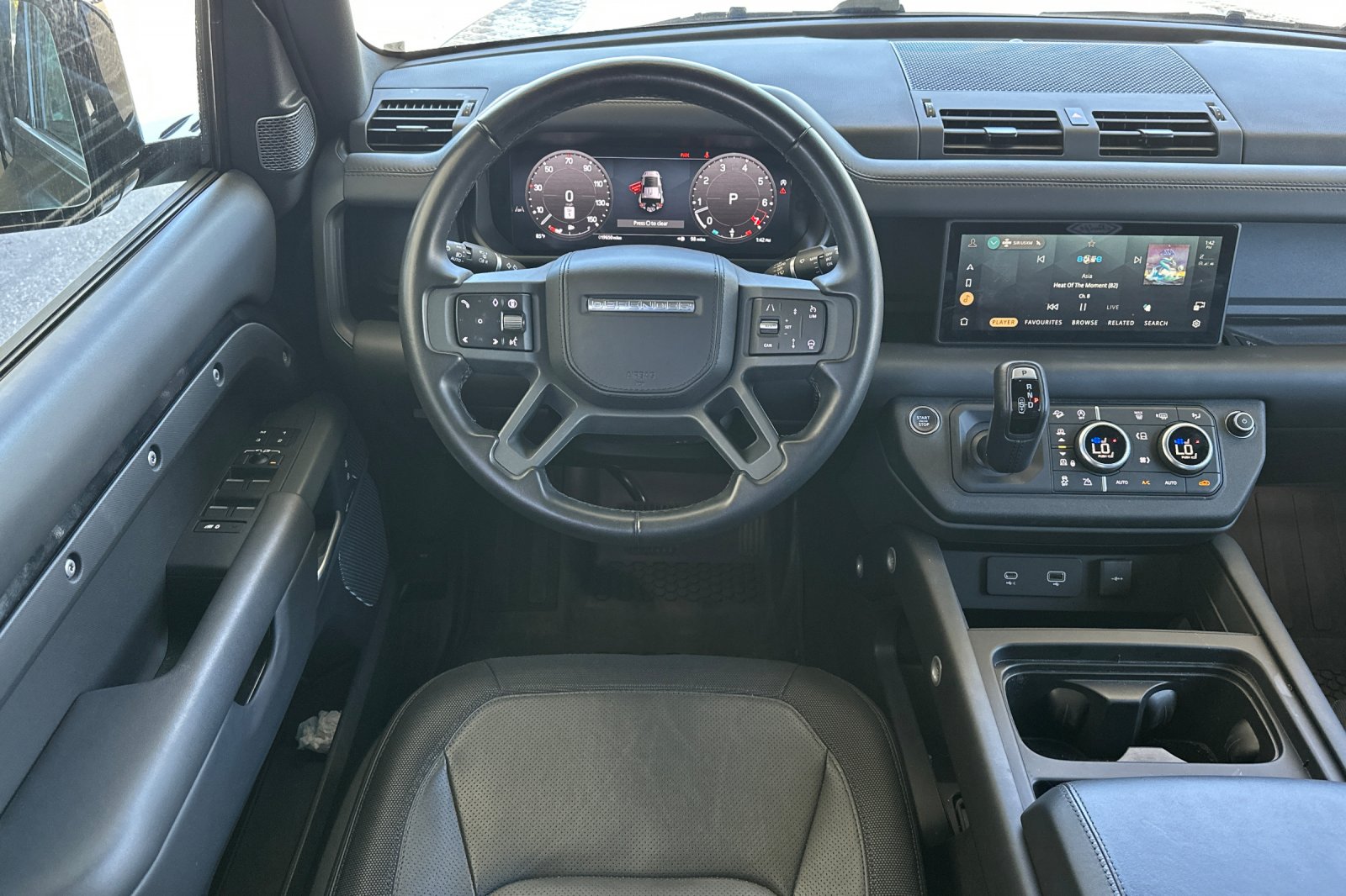 Used 2024 Black Land Rover X-Dynamic SE image 17