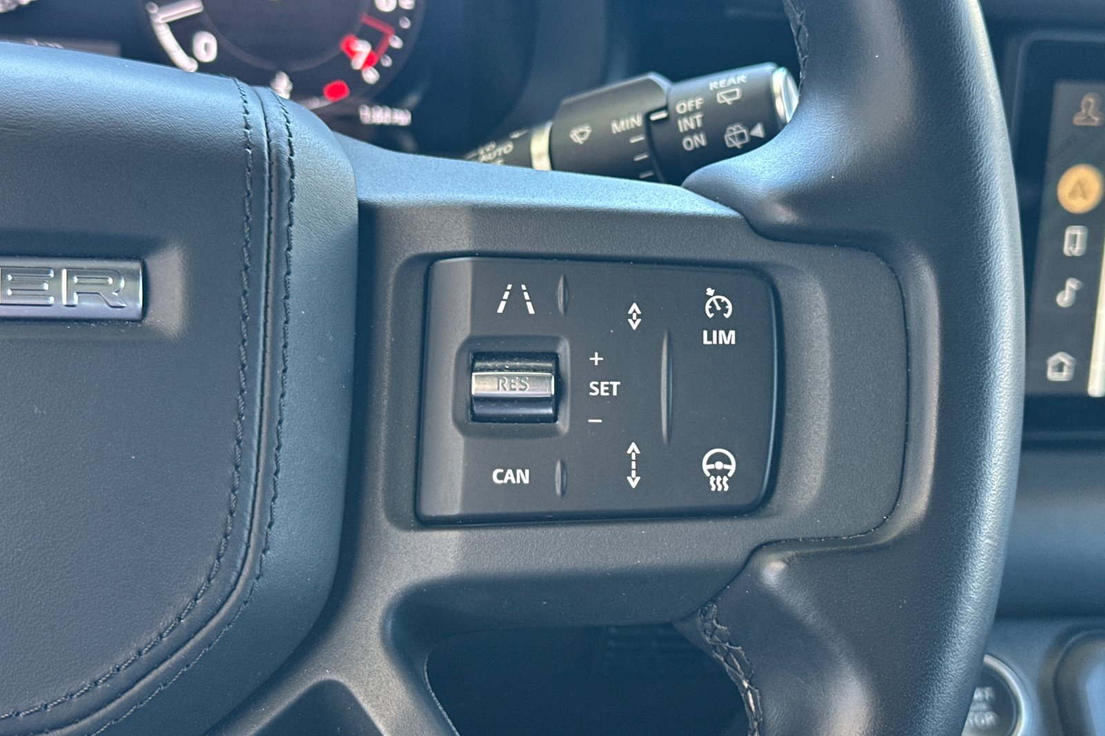 Used 2024 Black Land Rover X-Dynamic SE image 31
