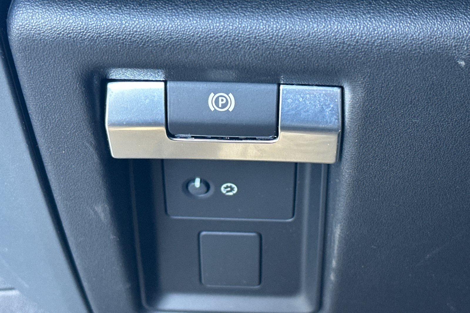Used 2024 Black Land Rover X-Dynamic SE image 34