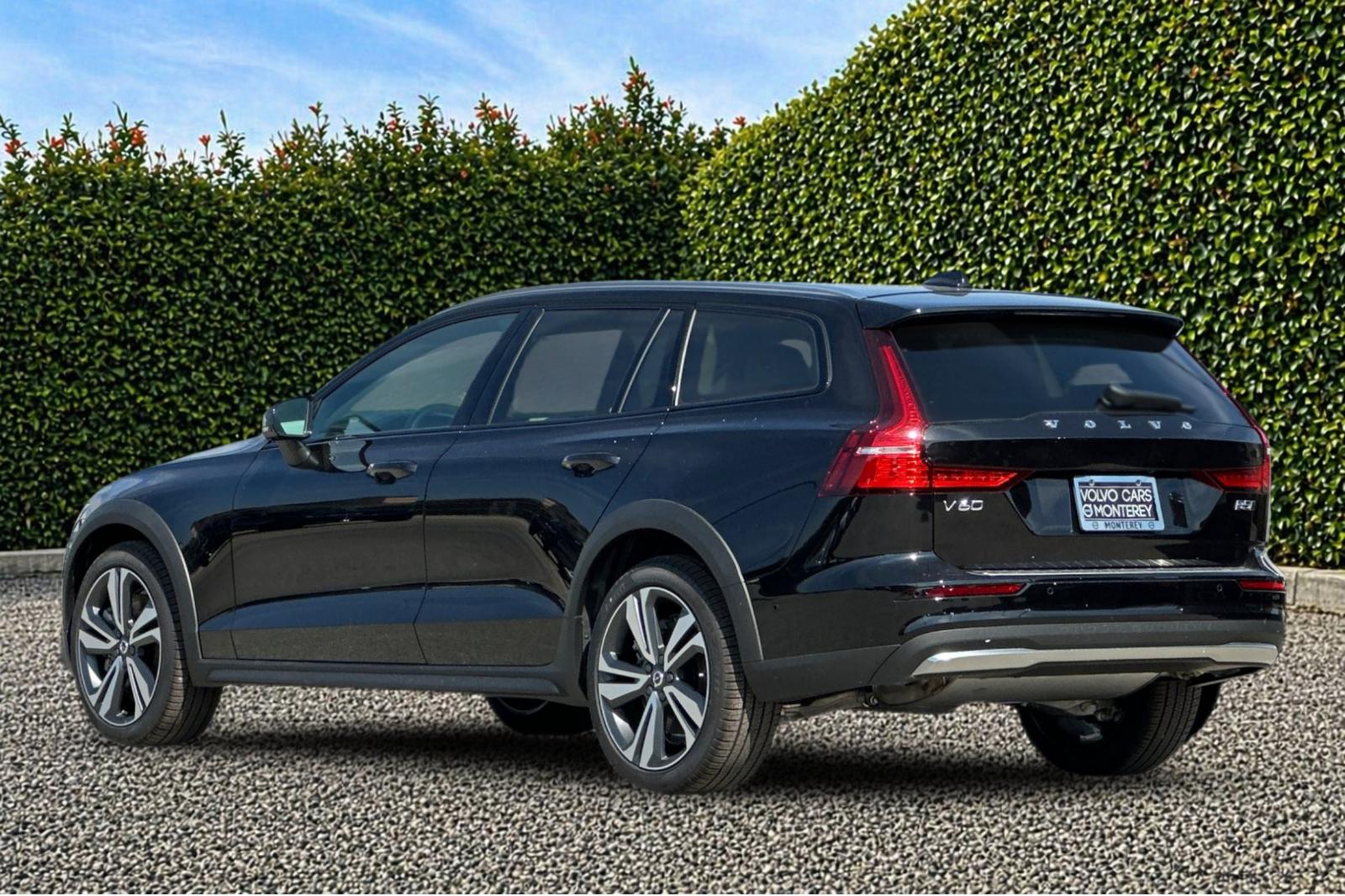 New 2026 Onyx Black Volvo Plus image 4