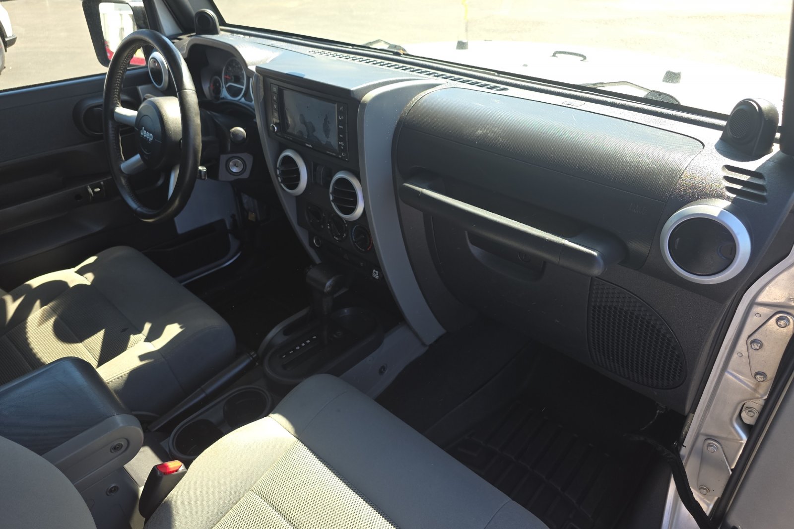 Used 2008 Bright Silver Metallic Clearcoat Jeep Sahara image 16