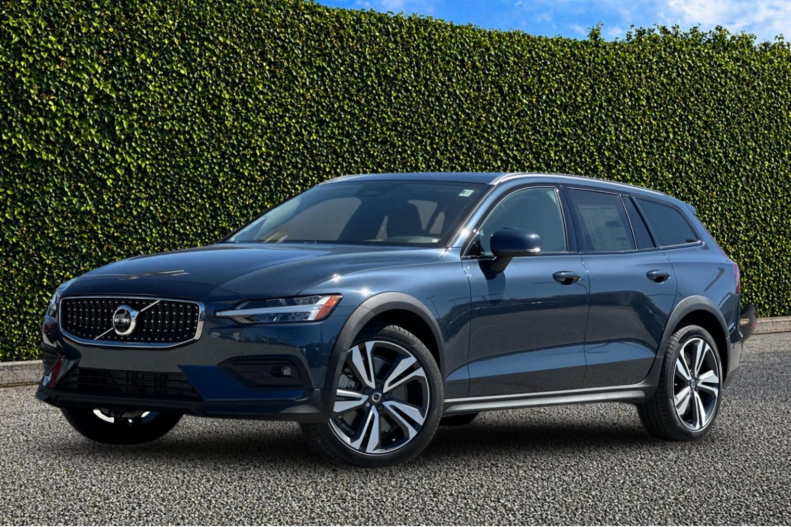 2026 Volvo V60 Cross Country B5 Plus AWD's photo