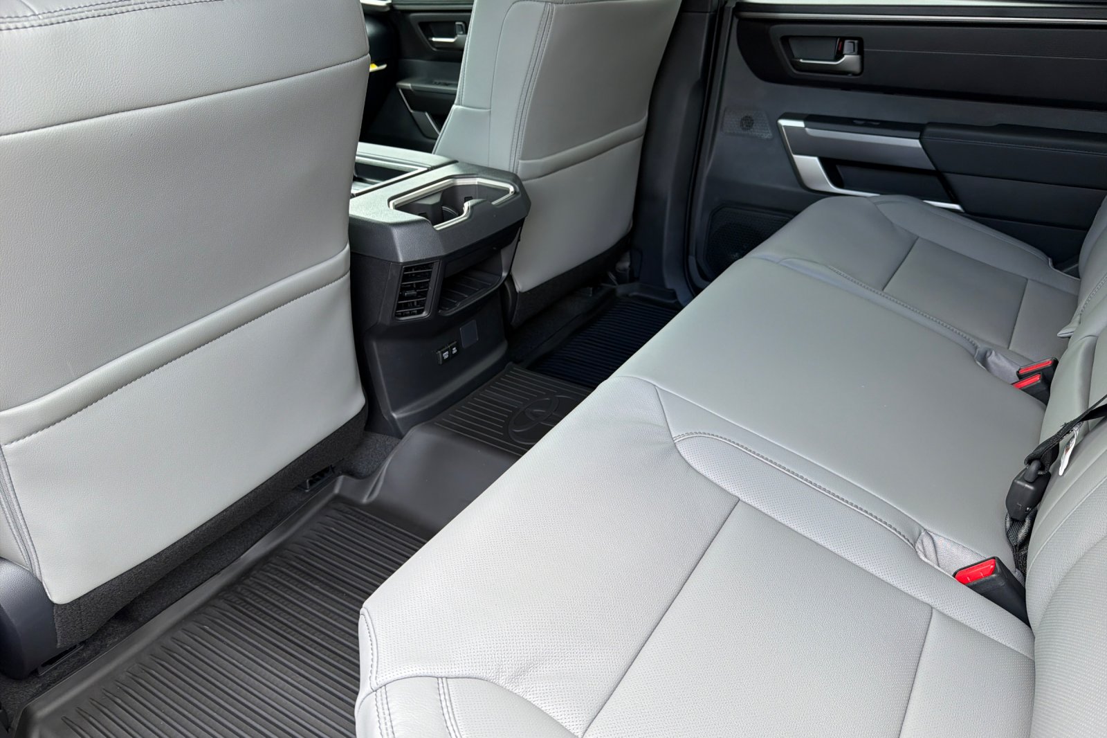 2026 Toyota Tundra SR5 - Photo 10