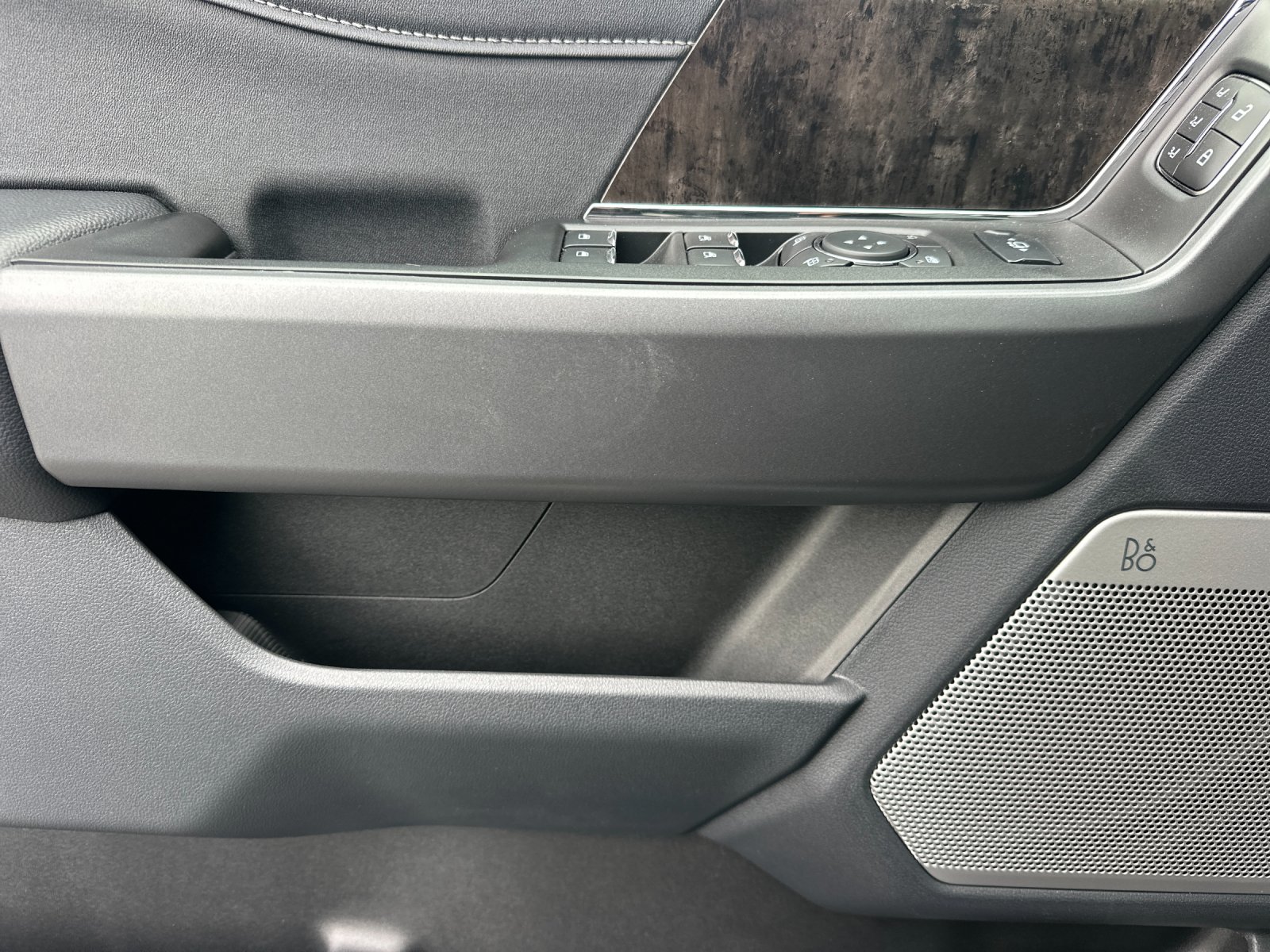New 2025 Glacier Gray Metallic Tri-Coat Ford F-250® Lariat® image 10
