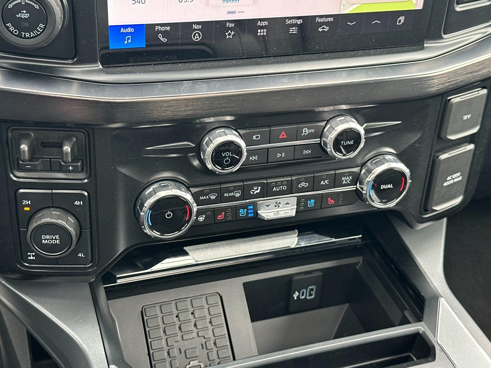 New 2025 Glacier Gray Metallic Tri-Coat Ford F-250® Lariat® image 19