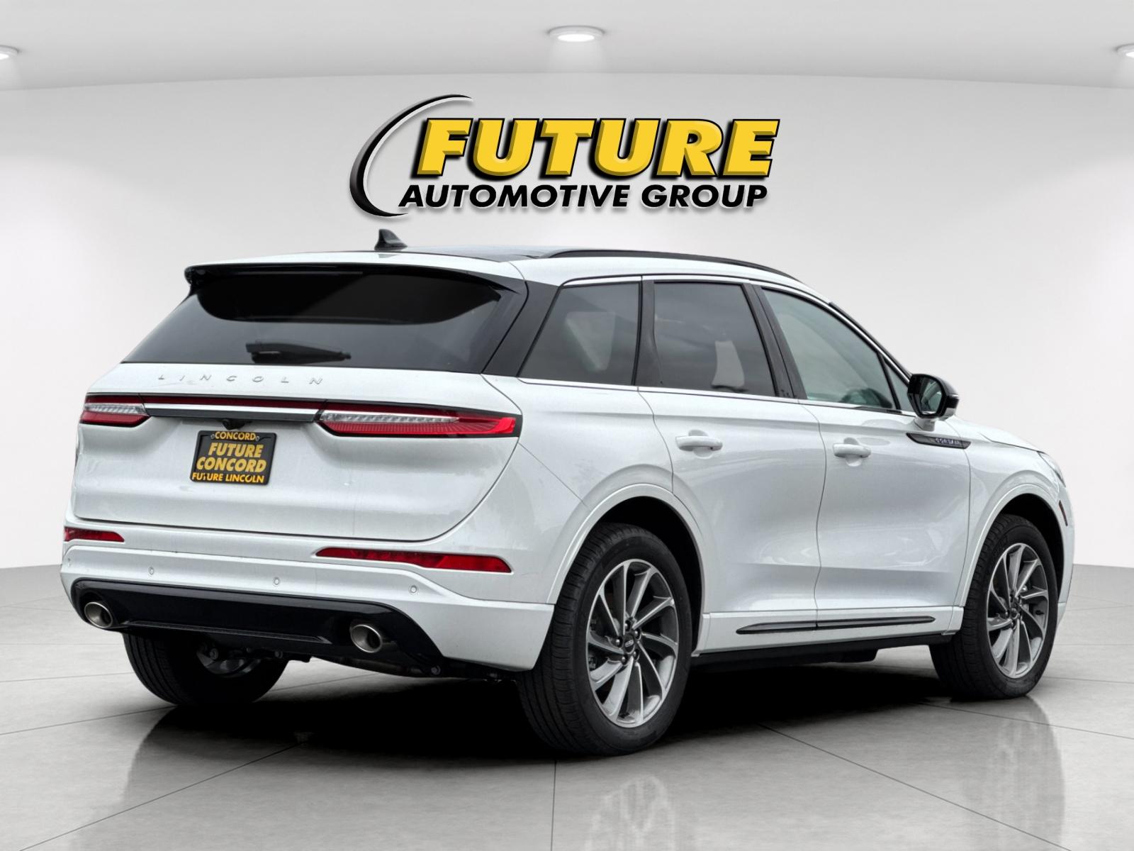 New 2025 Pristine White Lincoln Grand Touring image 3