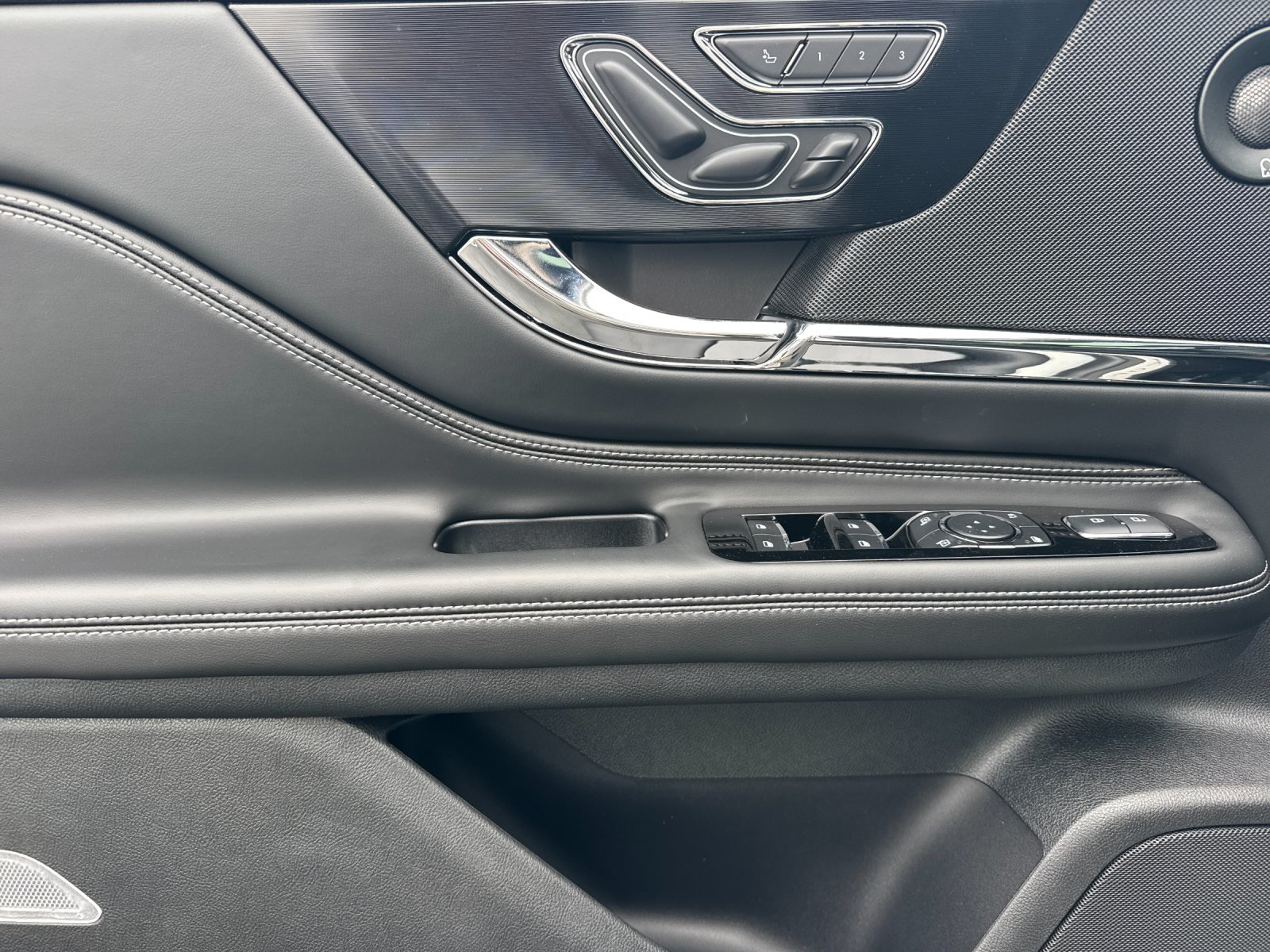 New 2025 Pristine White Lincoln Grand Touring image 10