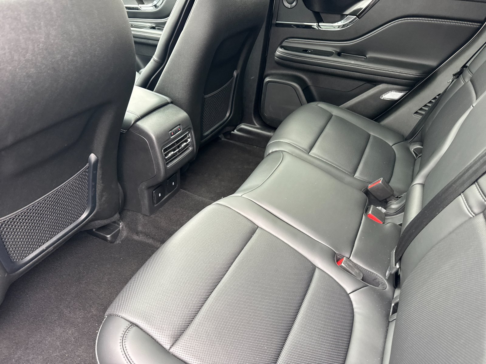 New 2025 Pristine White Lincoln Grand Touring image 11