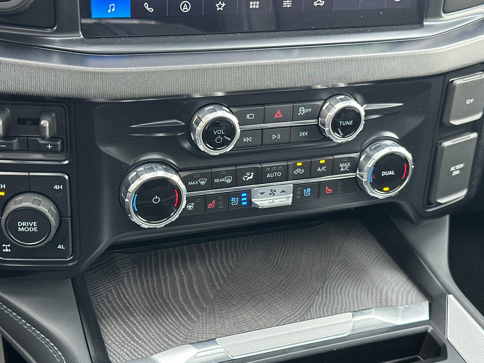 New 2025 Star White Metallic Tri-Coat Ford F-250® Platinum® image 19