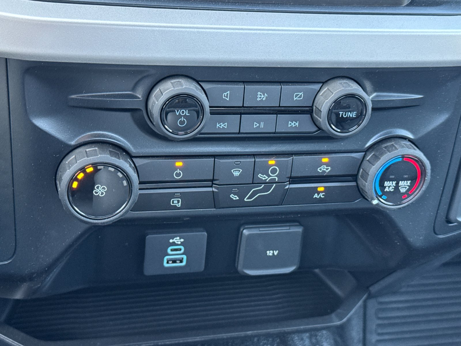 New 2024 Oxford White Ford F-450® XL image 15