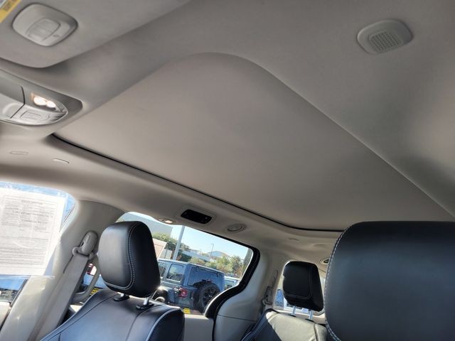 Used 2023 White Chrysler Limited image 10