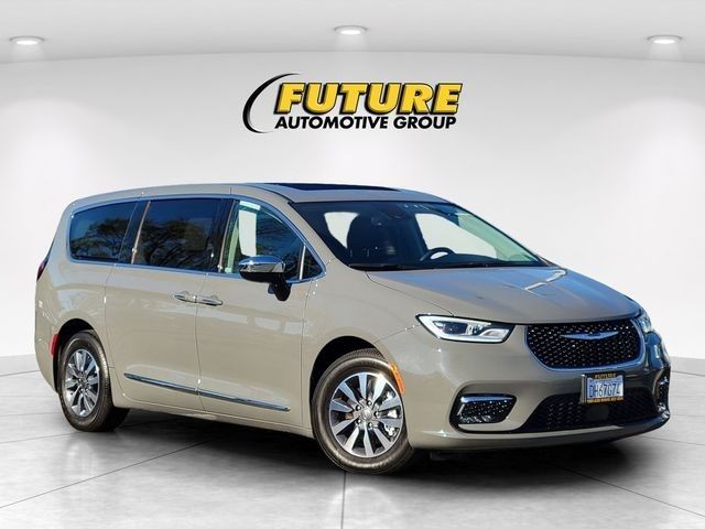 Used 2023 White Chrysler Limited image 27