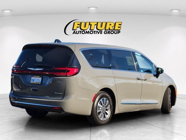 Used 2023 White Chrysler Limited image 30