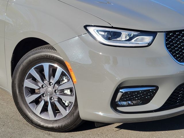 Used 2023 White Chrysler Limited image 32