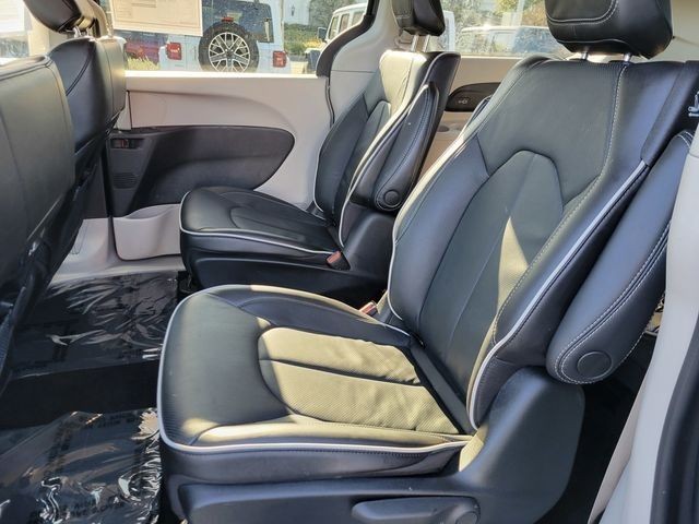 Used 2023 White Chrysler Limited image 33